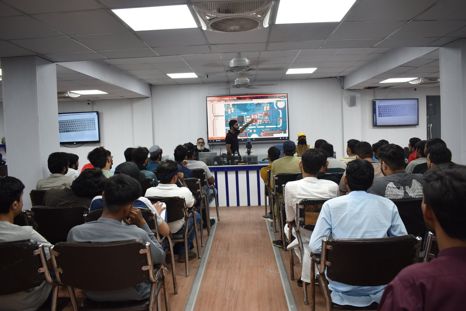 Software repairing and flashing class at Punjab Mobile